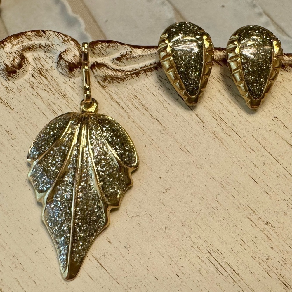 Gold Tone Diamond Dust Vintage Leaf Pendant Matching Clip On Earring Boho Nature